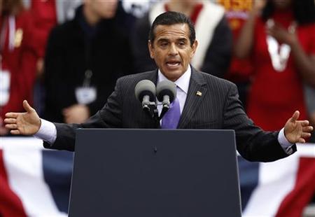 
Los Angeles mayor Antonio Villaraigosa speaks at a campaign rally for Democratic Senator Barbara Boxer in Los Angeles, California, October 22, 2010. REUTERS/Lucy Nicholson
