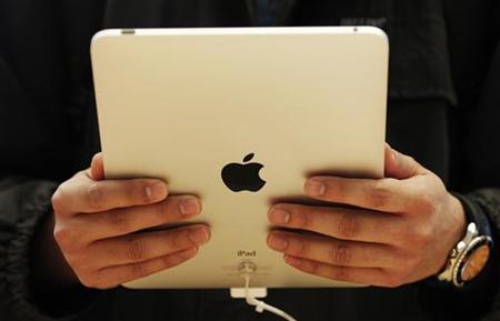 A customer hold the new iPad tablet computer at its UK launch at an Apple store in central London May 28, 2010. REUTERS/Luke MacGregor
A customer hold the new iPad tablet computer at its UK launch at an Apple store in central London May 28, 2010. REUTERS/Luke MacGregor