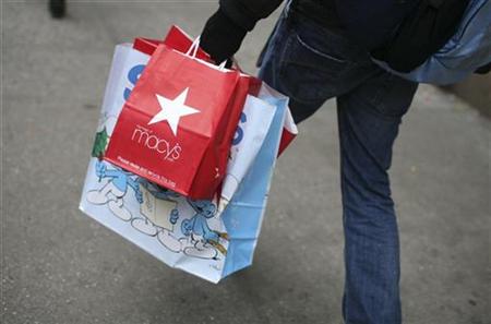 A woman carries shopping bags along a sidewalk in New York City, December 6, 2010. REUTERS/Mike Segar
A woman carries shopping bags along a sidewalk in New York City, December 6, 2010. REUTERS/Mike Segar