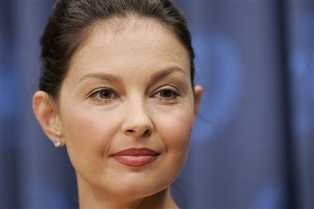 
Actress Ashley Judd attends a news conference to speak about her philanthropic efforts to combat human trafficking, at United Nations Headquarters in New York, June 3, 2008. REUTERS/Chip East
