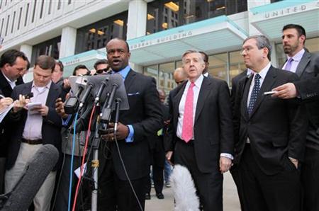 
DeMaurice Smith, executive director of the NFL Players' Association, speaks to the media after attending a federal court hearing regarding labor negotiations between the NFL and the NFL Players Association in St. Paul, April 6, 2011. Next to Smith are attorneys David Boies, Gregg Levy and Kansas City Chiefs linebacker Mike Vrabel. REUTERS/Eric Miller
