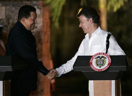 Colombia's president Juan Manuel Santos (R) and his Venezuelan counterpart Hugo Chavez shake hands during a news conference in Cartagena April 9, 2011. REUTERS/Jairo Castilla
Colombia's president Juan Manuel Santos (R) and his Venezuelan counterpart Hugo Chavez shake hands during a news conference in Cartagena April 9, 2011. REUTERS/Jairo Castilla
