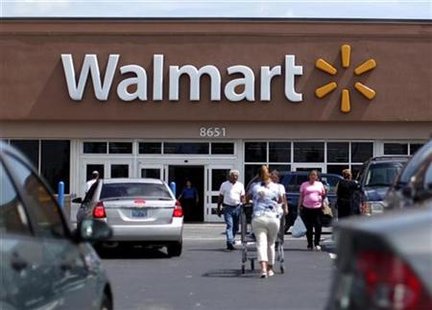 Customers are seen at a Wal-Mart market in Miami, Florida May 18, 2010. REUTERS/Carlos Barria
Customers are seen at a Wal-Mart market in Miami, Florida May 18, 2010. REUTERS/Carlos Barria