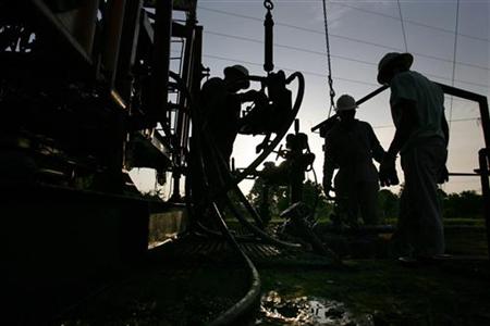 Oil workers drill in a petroleum well in Lagunillas in the east coast of Lake Maracaibo some 130Km (82 Miles) east from Maracaibo City in Venezuela, May 29, 2006. REUTERS/Jorge Silva
Oil workers drill in a petroleum well in Lagunillas in the east coast of Lake Maracaibo some 130Km (82 Miles) east from Maracaibo City in Venezuela, May 29, 2006. REUTERS/Jorge Silva