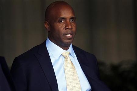 
Former San Francisco Giants baseball player Barry Bonds leaves the Phillip Burton Federal Building after his perjury trial in San Francisco, California April 12, 2011. REUTERS/Stephen Lam
