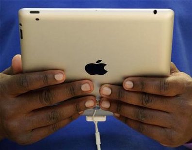 A staff member holds the new Apple iPad2 at the Apple store in London March 25, 2011. REUTERS/Luke MacGregor
A staff member holds the new Apple iPad2 at the Apple store in London March 25, 2011. REUTERS/Luke MacGregor