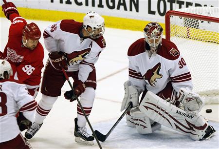 Detroit Red Wings leftwing Tomas Holmstrom (L) watches as the puck goes in the net to score against Phoenix Coyotes goaltender Ilya Bryzgalov (R) and defensman Ed Jovanovski during the first period of Game 2 of their NHL Western Conference quarter-final hockey game in Detroit, Michigan April 16, 2011. REUTERS/Rebecca Cook
Detroit Red Wings leftwing Tomas Holmstrom (L) watches as the puck goes in the net to score against Phoenix Coyotes goaltender Ilya Bryzgalov (R) and defensman Ed Jovanovski during the first period of Game 2 of their NHL Western Conference quarter-final hockey game in Detroit, Michigan April 16, 2011. REUTERS/Rebecca Cook