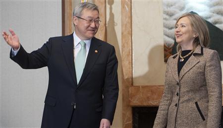 South Korea's Foreign Minister Kim Sung-Hwan (L) welcomes U.S. Secretary of State Hillary Clinton prior to their meetings at the Foreign Minister's Residence in Seoul April 16, 2011. REUTERS/Saul Loeb/Pool
South Korea's Foreign Minister Kim Sung-Hwan (L) welcomes U.S. Secretary of State Hillary Clinton prior to their meetings at the Foreign Minister's Residence in Seoul April 16, 2011. REUTERS/Saul Loeb/Pool