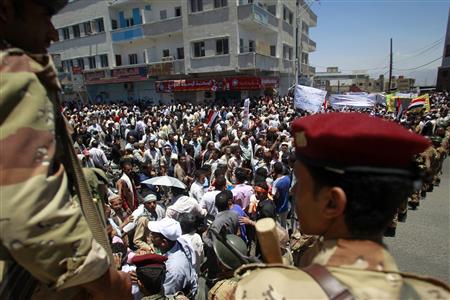 Army soldiers stand guard at a barrier blocking the way of demonstrators as they demand the ouster of Yemen's President Ali Abdullah Saleh in the southern city of Taiz April 17, 2011. REUTERS/Khaled Abdullah
Army soldiers stand guard at a barrier blocking the way of demonstrators as they demand the ouster of Yemen's President Ali Abdullah Saleh in the southern city of Taiz April 17, 2011. REUTERS/Khaled Abdullah