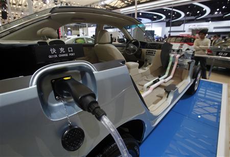 
A man looks at an electric vehicle from Chinese automaker BYD during the opening day of the Shanghai Auto Show April 19, 2011. Global auto makers and their Chinese partners are rolling out dedicated local brands and targeting buyers in smaller towns and cities as growth in the world’s largest auto market slows from its breakneck pace. REUTERS/Carlos Barria
