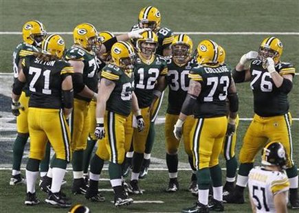 Green Bay Packers quarterback Aaron Rodgers (12) and his teammates celebrate their win over the Pittsburgh Steelers in the closing moments of the NFL's Super Bowl XLV football game in Arlington, Texas, February 6, 2011. REUTERS/Tim Sharp
Green Bay Packers quarterback Aaron Rodgers (12) and his teammates celebrate their win over the Pittsburgh Steelers in the closing moments of the NFL's Super Bowl XLV football game in Arlington, Texas, February 6, 2011. REUTERS/Tim Sharp