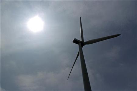 A power-generating windmill turbine operates in a wind farm on Backbone Mountain near Thomas, West Virginia August 28, 2006. REUTERS/Jonathan Ernst
A power-generating windmill turbine operates in a wind farm on Backbone Mountain near Thomas, West Virginia August 28, 2006. REUTERS/Jonathan Ernst