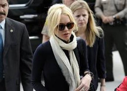 Lindsay Lohan arrives for a hearing at the Airport Branch Courthouse in Los Angeles April 22, 2011. REUTERS/Phil McCarten
Lindsay Lohan arrives for a hearing at the Airport Branch Courthouse in Los Angeles April 22, 2011. REUTERS/Phil McCarten