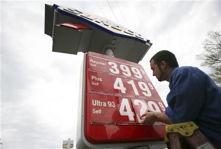 Employee Josh Watkins changes gas prices on a sign at a Sunoco station in Alexandria, Virginia April 12, 2011. REUTERS/Molly Riley
Employee Josh Watkins changes gas prices on a sign at a Sunoco station in Alexandria, Virginia April 12, 2011. REUTERS/Molly Riley