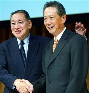 Sony Corp chairman and chief executive Nobuyuki Idei (R) smiles with chairman of the board Norio Ohga during a news conference announcing Ohga's retirement as director in Tokyo January 28, 2003. REUTERS/Toshiyuki Aizawa
Sony Corp chairman and chief executive Nobuyuki Idei (R) smiles with chairman of the board Norio Ohga during a news conference announcing Ohga's retirement as director in Tokyo January 28, 2003. REUTERS/Toshiyuki Aizawa