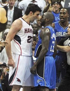 Atlanta Hawks center Zaza Pachulia (L) and Orlando Magic guard Jason Richardson confront each other in the second half of Game 3 of their NBA Playoffs Eastern Conference basketball game in Atlanta, Georgia April 22, 2011. REUTERS/Tami Chappell
Atlanta Hawks center Zaza Pachulia (L) and Orlando Magic guard Jason Richardson confront each other in the second half of Game 3 of their NBA Playoffs Eastern Conference basketball game in Atlanta, Georgia April 22, 2011. REUTERS/Tami Chappell