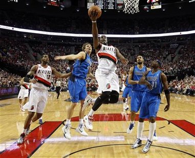 Portland Trail Blazers guard Wesley Matthews (C) drives to the basket (L) against the Dallas Mavericks during the first half of Game 4 of their NBA Western Conference first round playoff series in Portland, Oregon, April 23, 2011. REUTERS/Steve Dipaola
Portland Trail Blazers guard Wesley Matthews (C) drives to the basket (L) against the Dallas Mavericks during the first half of Game 4 of their NBA Western Conference first round playoff series in Portland, Oregon, April 23, 2011. REUTERS/Steve Dipaola