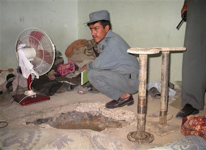 An Afghan policeman views the hole which the inmates used to escape from inside the Kandahar's main jail April 25, 2011. REUTERS/Ahmad Nadeem
An Afghan policeman views the hole which the inmates used to escape from inside the Kandahar's main jail April 25, 2011. REUTERS/Ahmad Nadeem