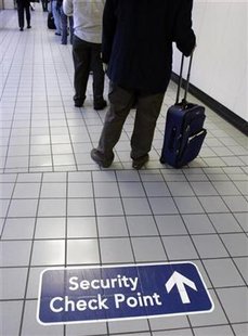 Passengers wait in line to pass through the security check point at DFW Airport in Fort Worth,Texas November 15, 2007. REUTERS/Jessica Rinaldi
Passengers wait in line to pass through the security check point at DFW Airport in Fort Worth,Texas November 15, 2007. REUTERS/Jessica Rinaldi