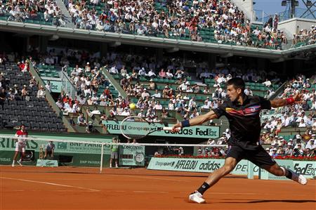 
Novak Djokovic of Serbia returns the ball to Victor Hanescu of Romania during the French Open tennis tournament at the Roland Garros stadium in Paris May 25, 2011. REUTERS/Thierry Roge
