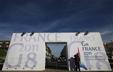 A man gestures for a souvenir photo next to at the entrance of the venue of the G8 summit in Deauville, northern France, May 24, 2011. The leaders of the G8 countries will be meeting in Deauville on May 26-27. REUTERS/Andrew Winning
A man gestures for a souvenir photo next to at the entrance of the venue of the G8 summit in Deauville, northern France, May 24, 2011. The leaders of the G8 countries will be meeting in Deauville on May 26-27. REUTERS/Andrew Winning