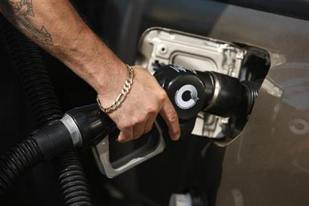 A man fills up his truck with gas at a gas station in Santa Monica, California, in this May 28, 2008 file photo. REUTERS/Lucy Nicholson/Files
A man fills up his truck with gas at a gas station in Santa Monica, California, in this May 28, 2008 file photo. REUTERS/Lucy Nicholson/Files