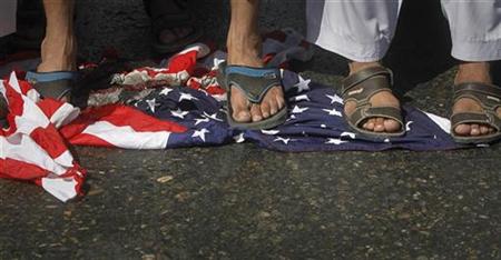 Supporters of religious and political party Jamaat-e-Islami place their feet upon the U.S. national flag during a rally through Karachi March 25, 2011. REUTERS/Athar Hussain
Supporters of religious and political party Jamaat-e-Islami place their feet upon the U.S. national flag during a rally through Karachi March 25, 2011. REUTERS/Athar Hussain