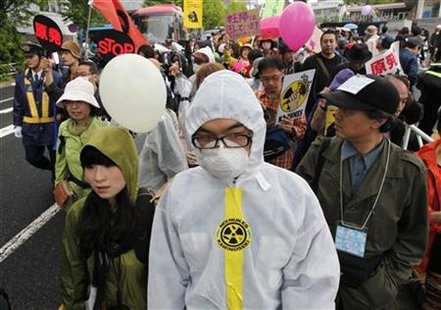 Protesters march at an anti-nuclear rally in Tokyo May 7, 2011. More than 1,000 people rallied on Saturday, one day after Japanese Prime Minister Naoto Kan call for halt at the Hamaoka nuclear plant in central Japan, due to worries a strong earthquake could cause another nuclear crisis. REUTERS/Kim Kyung-Hoon
Protesters march at an anti-nuclear rally in Tokyo May 7, 2011. More than 1,000 people rallied on Saturday, one day after Japanese Prime Minister Naoto Kan call for halt at the Hamaoka nuclear plant in central Japan, due to worries a strong earthquake could cause another nuclear crisis. REUTERS/Kim Kyung-Hoon