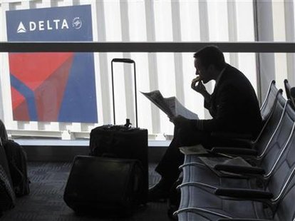 A passenger waits for his flight near a Delta Air Lines logo at Detriot Airport November 20, 2010. REUTERS/Sim Wei Yang
A passenger waits for his flight near a Delta Air Lines logo at Detriot Airport November 20, 2010. REUTERS/Sim Wei Yang