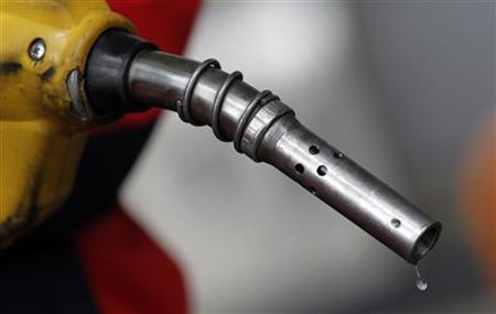 An employee holds a gas pump to refill a car at a petrol station in central Seoul April 6, 2011. REUTERS/Lee Jae-Won
An employee holds a gas pump to refill a car at a petrol station in central Seoul April 6, 2011. REUTERS/Lee Jae-Won