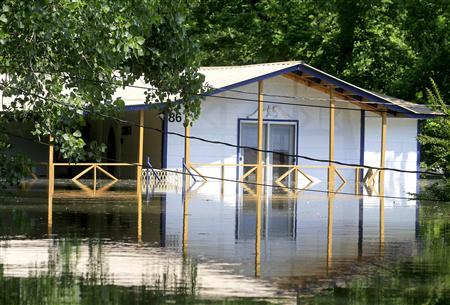 
Flood water swamp the Chickasaw subdivision as water from the rising Mississippi River engulfs homes in low lying areas in Vicksburg, Mississippi May 11, 2011. REUTERS/Sean Gardner
