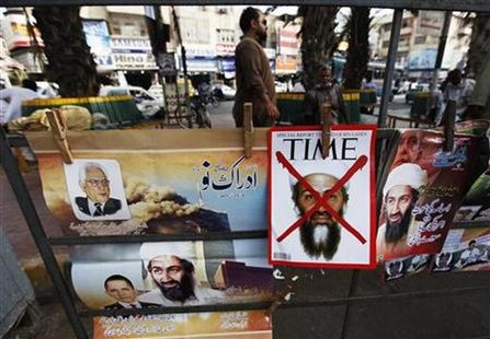 A newspaper stand displays magazines and posters bearing the pictures of al Qaeda leader Osama bin Laden and U.S. President Barack Obama (bottom L) in Karachi May 9, 2011. REUTERS/Athar Hussain
A newspaper stand displays magazines and posters bearing the pictures of al Qaeda leader Osama bin Laden and U.S. President Barack Obama (bottom L) in Karachi May 9, 2011. REUTERS/Athar Hussain