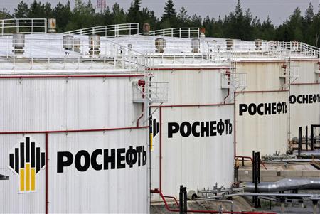 
Rosneft oil storage tanks are seen at the oil-loading terminal in Privodino, 750 km (466 miles) south-east from the city of Arhangelsk, in this file picture taken May 29, 2007. REUTERS/Sergei Karpukhin/Files
