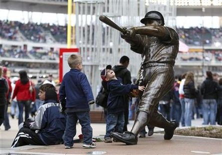 A boy looks at a statue of Minnesota Twins Baseball Hall of Famer Harmon Killebrew before the start of the Twins' American League baseball game against the Toronto Blue Jays at Target Field in Minneapolis, May 13, 2011. REUTERS/Eric Miller
A boy looks at a statue of Minnesota Twins Baseball Hall of Famer Harmon Killebrew before the start of the Twins' American League baseball game against the Toronto Blue Jays at Target Field in Minneapolis, May 13, 2011. REUTERS/Eric Miller