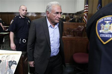 Former IMF chief Dominique Strauss-Kahn (C) walks past a courtroom sketch artist for a recess during his bail hearing inside of the New York State Supreme Courthouse in New York May 19, 2011. REUTERS/Richard Drew/Pool
Former IMF chief Dominique Strauss-Kahn (C) walks past a courtroom sketch artist for a recess during his bail hearing inside of the New York State Supreme Courthouse in New York May 19, 2011. REUTERS/Richard Drew/Pool