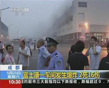 Smoke rises as police and onlookers stand near at a Foxconn factory in Chengdu, Sichuan province, May 20, 2011 in this still image taken from a video grab. REUTERS/CCTV via Reuters TV
Smoke rises as police and onlookers stand near at a Foxconn factory in Chengdu, Sichuan province, May 20, 2011 in this still image taken from a video grab. REUTERS/CCTV via Reuters TV