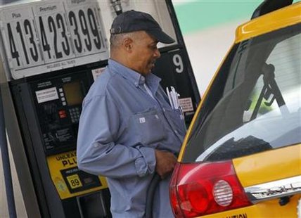 A taxicab driver fills his tank at a gas station in mid-town Manhattan in New York, April 11, 2011. REUTERS/Brendan McDermid
A taxicab driver fills his tank at a gas station in mid-town Manhattan in New York, April 11, 2011. REUTERS/Brendan McDermid