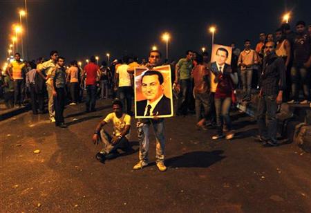 Protesters hold a pro-Mubarak rally to mark the 83rd birthday of former president Hosni Mubarak in central Cairo, May 4, 2011. REUTERS/Asmaa Waguih
Protesters hold a pro-Mubarak rally to mark the 83rd birthday of former president Hosni Mubarak in central Cairo, May 4, 2011. REUTERS/Asmaa Waguih