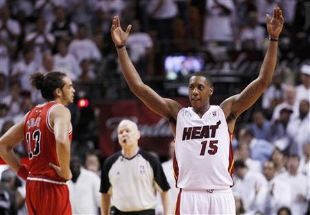 Miami Heat's Mario Chalmers celebrates a basket as Chicago Bulls' Joakim Noah walks by during Game 4 of their Eastern Conference Finals NBA basketball series in Miami, May 24, 2011. REUTERS/Hans Deryk
Miami Heat's Mario Chalmers celebrates a basket as Chicago Bulls' Joakim Noah walks by during Game 4 of their Eastern Conference Finals NBA basketball series in Miami, May 24, 2011. REUTERS/Hans Deryk
