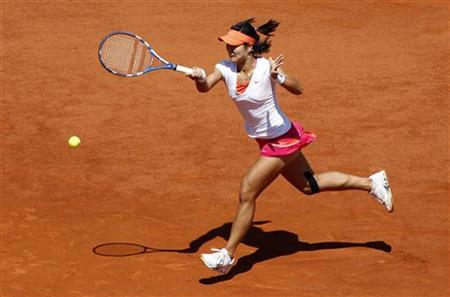 Li Na of China returns the ball to Azarenka of Belarus during their quarter-final match at the French Open tennis tournament at the Roland G Li Na of China returns the ball to Azarenka of Belarus during their quarter-final match at the French Open tennis tournament at the Roland G