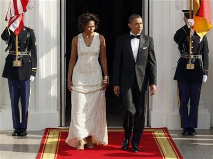 Barack Obama and Michelle Obama walk out to greet Angela Merkel and Dr. Joachim Sauer on the North Portico before an official State Dinner i Barack Obama and Michelle Obama walk out to greet Angela Merkel and Dr. Joachim Sauer on the North Portico before an official State Dinner i