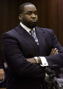 Former Detroit Mayor Kwame Kilpatrick stands in court during his sentencing hearing where he received 120 days in jail in Detroit, Michigan October 28, 2008. REUTERS/Rebecca Cook Former Detroit Mayor Kwame Kilpatrick stands in court during his sentencing hearing where he received 120 days in jail in Detroit, Michigan October 28, 2008. REUTERS/Rebecca Cook