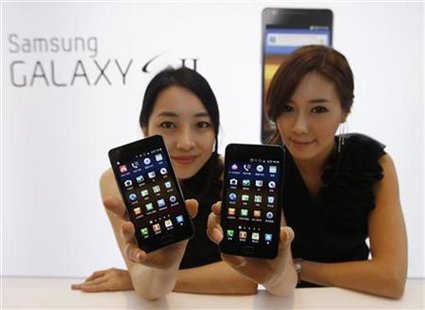 Models pose with Samsung Electronics' new smartphone Galaxy S II in Seoul Models pose with Samsung Electronics' new smartphone Galaxy S II in Seoul