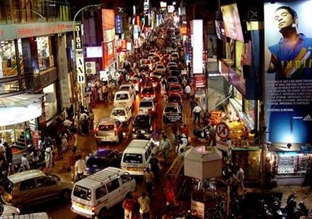 -PHOTO TAKEN 02OCT04- Commuters are seen on a busy commercial street in the southern Indian city of .. -PHOTO TAKEN 02OCT04- Commuters are seen on a busy commercial street in the southern Indian city of ..