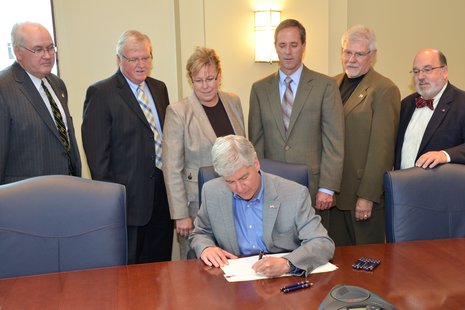 Gov. Rick Snyder signs his seventh executive order as members of the Council for Law Enforcement and Reinvention look on. Standing behind the governor left to right: Marquette County Sheriff Michael Lovelace, Ottawa County Sheriff Gary A. Rosema, Michigan State Police Director Col. Kristie Etue, Muskegon Chief of Police Tony Kleibecker, Michigan Fraternal Order of Police Executive Director John Buczek and 17th Circuit Court Chief Judge Donald Johnston. Gov. Rick Snyder signs his seventh executive order as members of the Council for Law Enforcement and Reinvention look on. Standing behind the governor left to right: Marquette County Sheriff Michael Lovelace, Ottawa County Sheriff Gary A. Rosema, Michigan State Police Director Col. Kristie Etue, Muskegon Chief of Police Tony Kleibecker, Michigan Fraternal Order of Police Executive Director John Buczek and 17th Circuit Court Chief Judge Donald Johnston.