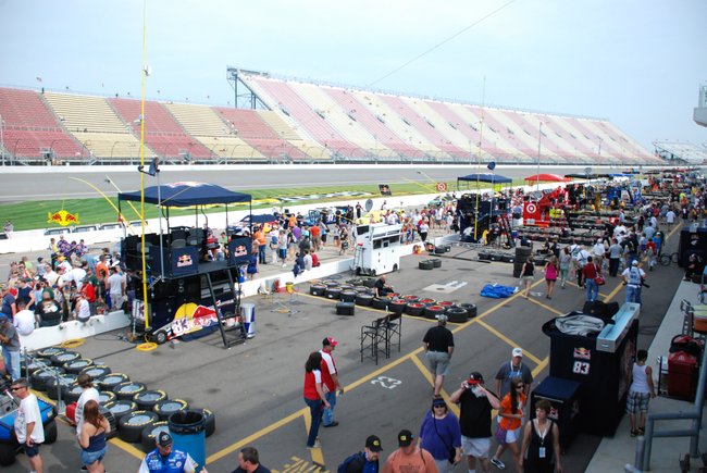 Heluva Good! Sour Cream Dips 400 NASCAR Sprint Cup Series