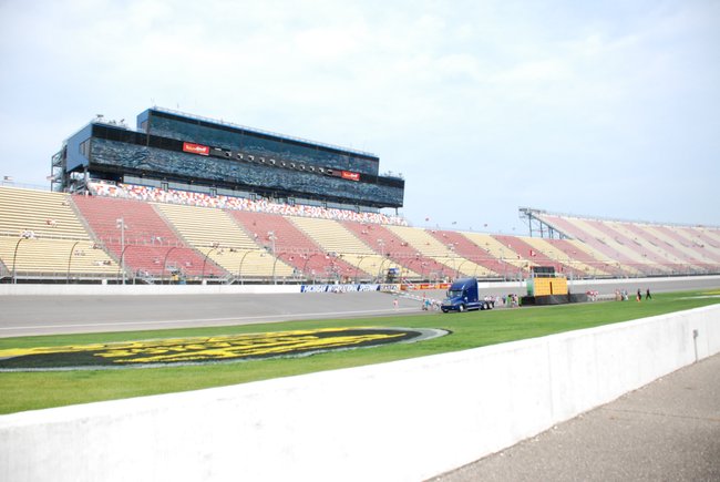 Heluva Good! Sour Cream Dips 400 NASCAR Sprint Cup Series
