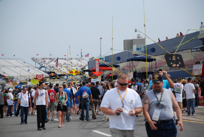 Heluva Good! Sour Cream Dips 400 NASCAR Sprint Cup Series