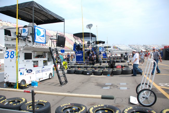 Heluva Good! Sour Cream Dips 400 NASCAR Sprint Cup Series