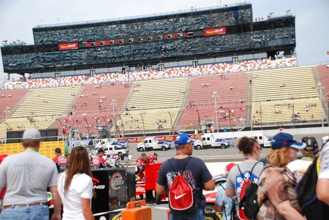 Heluva Good! Sour Cream Dips 400 NASCAR Sprint Cup Series